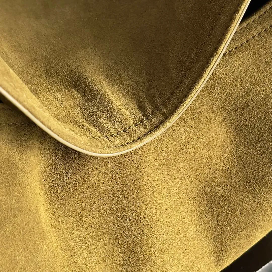 Batch 2080 Bottega Veneta, the flagship product of the 2024 autumn and winter, is making a splash from the catwalk to the streets. It not only brings a strong retro atmosphere, but also can easily interpret different styles through a variety of matching methods. Whether it is a smart and elegant workplace look or casual and comfortable daily wear, fully imported calfskin is a fashion element you can’t miss! Style number: 803977 Size: 41*20*8cm